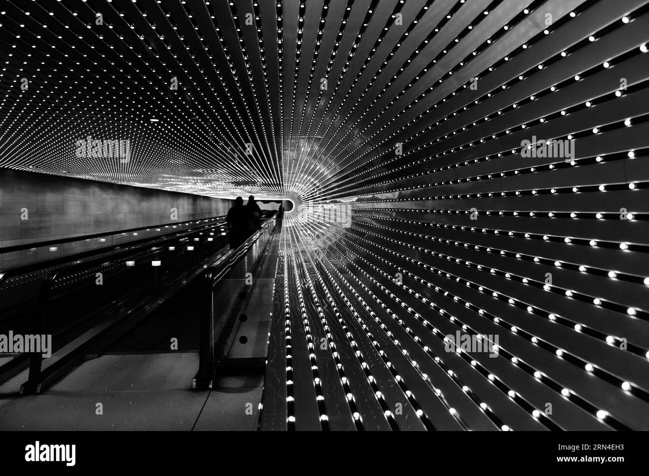 WASHINGTON DC, Vereinigte Staaten — 'Multiverse' (2008) von Leo Villareal, eine immersive Lichtskulptur-Installation mit 41.000 computerprogrammierten LEDs, beleuchtet den 200 Meter langen Concourse Walkway, der die Ost- und Westgebäude der National Gallery of Art verbindet Dieses dynamische Bildmaterial erzeugt ständig wechselnde Lichtmuster und verbindet programmierte Sequenzen mit Elementen des Zufalls. Stockfoto