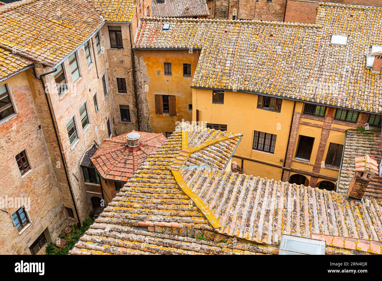 Über den Dächern von Siena, Blick in einen Hinterhof im historischen Zentrum von Siena, Siena, Toskana, Italien Stockfoto