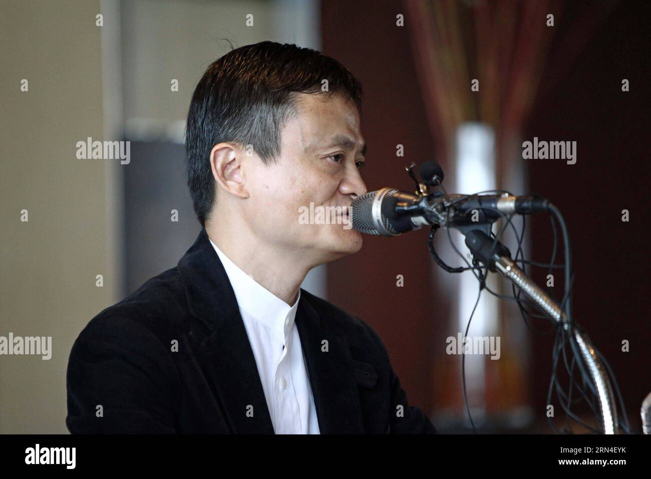 (150519) -- SEOUL, 19. Mai 2015 -- Jack Ma, Gründer und Vorstandsvorsitzender der Alibaba Group, nimmt an einer Pressekonferenz in Seoul, der Hauptstadt Südkoreas, am 19. Mai 2015 Teil. Das südkoreanische finanzministerium sagte, Alibaba wolle Südkorea zu einem seiner globalen Logistikzentren machen und suche einen Partner für dieses Vorhaben. Die Alibaba Group arbeitet auch mit der Korea International Trade Association zusammen, um ein Programm für ein Jugendpraktikum zu initiieren, das 100 koreanischen Hochschulabsolventen die Möglichkeit gibt, als Praktikantin am Hauptsitz der Alibaba Group in Hangzhou zu arbeiten. ) SÜDKOREA-SEOUL-ALIBABA-PRESSEKONFERENZ SEONGBINX Stockfoto