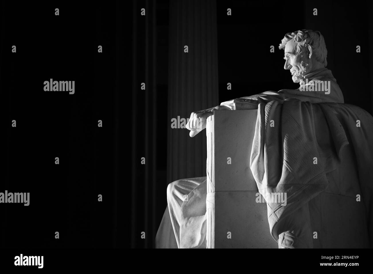 Abraham Lincoln Statue, Lincoln Memorial, Washington, D.C. Schwarzweißfoto mit Seitenansicht der Statue, dunklem Hintergrund und starkem Kontrast. Stockfoto