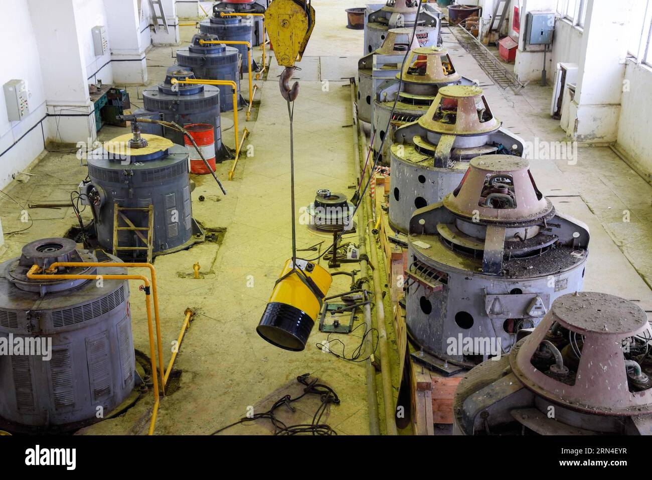 Motoren von Wasserpumpen in einer Wasserpumpstation. Pumpbewässerungssystem von Reisfeldern. Raumsteuerung und Instandhaltung der Elektromotoren der Pumpe Stockfoto