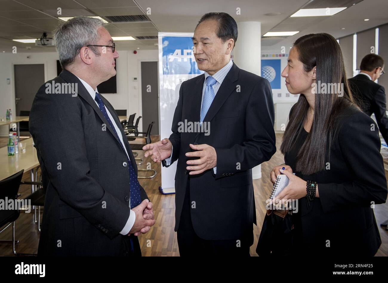 (150520) -- PARIS, 19. Mai 2015 -- Präsident der Xinhua-Nachrichtenagentur Cai Mingzhao (C) trifft sich am 19. Mai 2015 mit dem Vorsitzenden und CEO von Agence France-Presse (AFP) Emmanuel Hoog (L) in Paris, Frankreich. ) FRANKREICH-PARIS-CHINA-XINHUA-CAI MINGZHAO-AFP-EMMANUEL HOOG-MEETING ChenxXiaowei PUBLICATIONxNOTxINxCHN 150520 Paris 19. Mai 2015 XINHUA Nachrichtenagentur-Präsident Cai Mingzhao C trifft sich mit dem Vorsitzenden und CEO von Agence France Press AFP Emmanuel Hoog l in Paris Frankreich AM 19. Mai 2015 Stockfoto