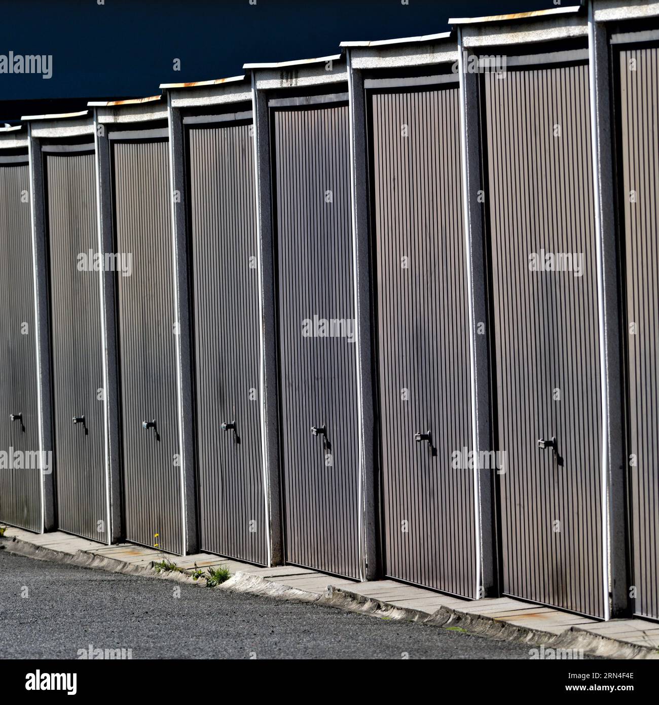 Reihe alter Garagen mit Metalltüren in der Nähe des Wohnviertels. Stadtfoto. Roznov Pod Radhostem, Tschechische republik. Stockfoto