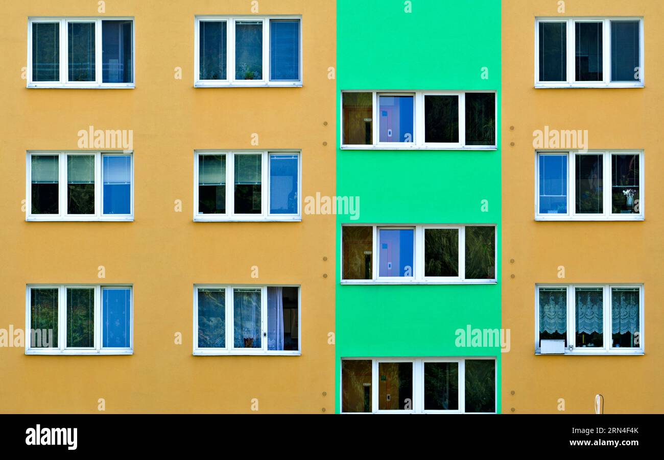 Farbenfroher Wohnblock in Wohngegend. Geometrische Linien. Stockfoto