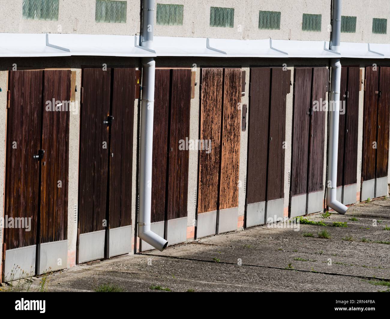 Reihe alter Garagen mit Holztüren in der Nähe des Wohnviertels. Stadtfoto. Roznov Pod Radhostem, Tschechische republik. Stockfoto