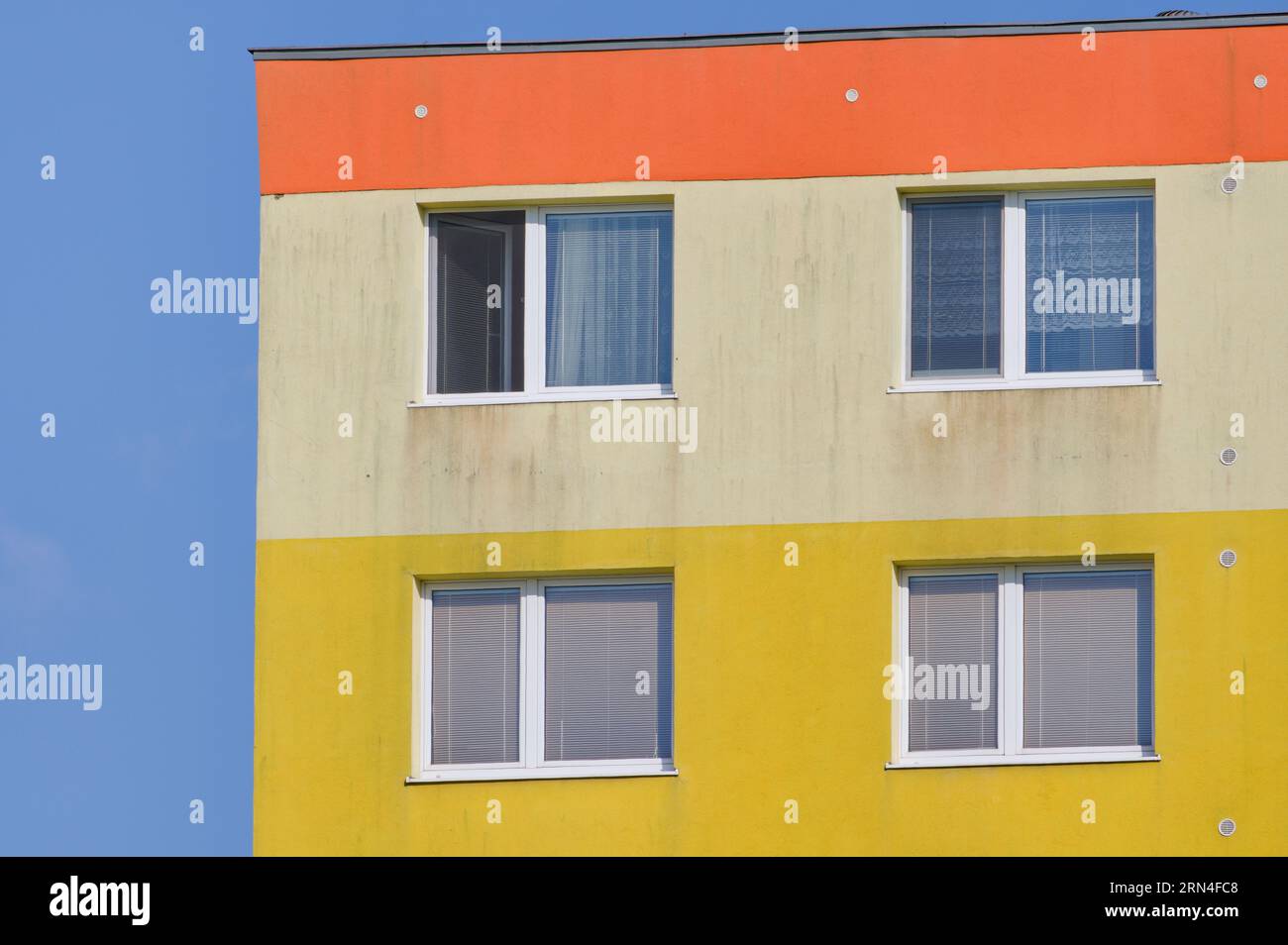 Farbenfroher Wohnblock in Wohngegend. Geometrische Linien. Stockfoto