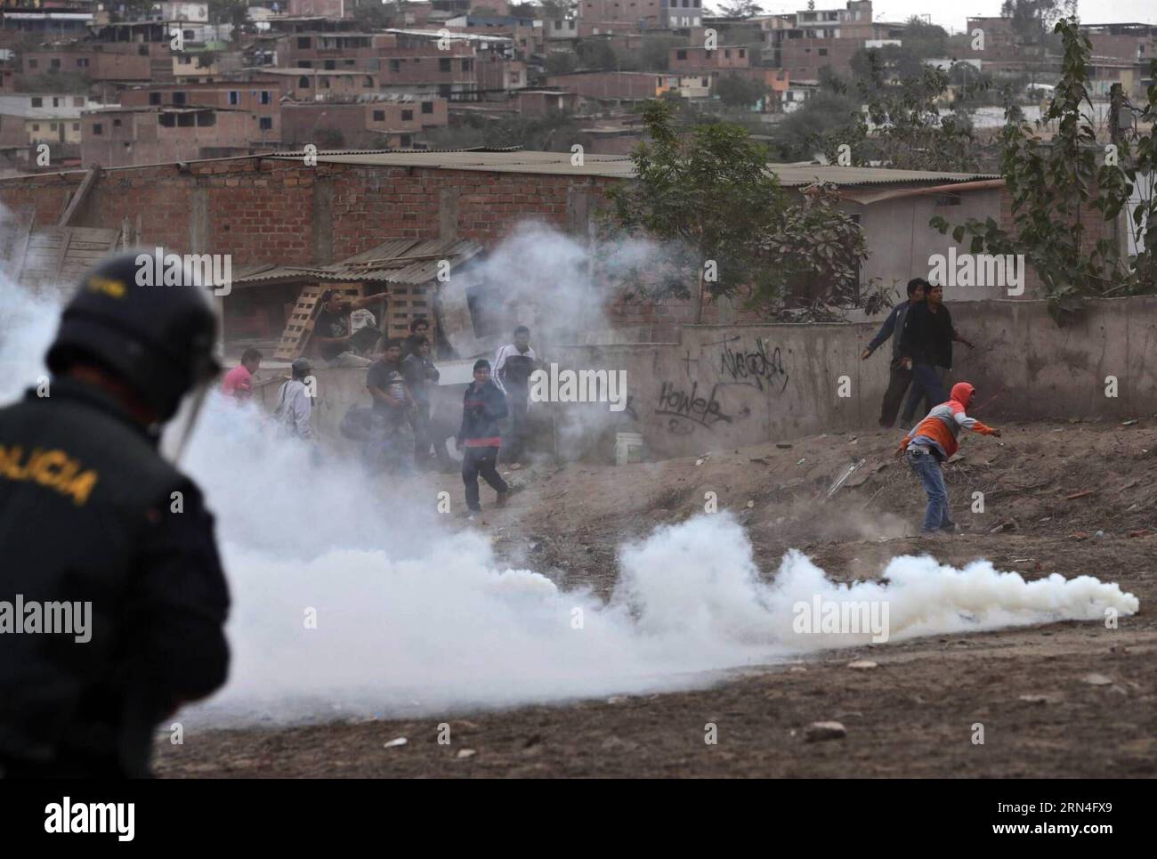 LIMA, 19. Mai 2015 -- Menschen, die in eine archäologische Zone einmarschieren, treffen auf Polizisten, im Sektor Tablada de Lurin, in Villa Maria del Triunfo, Departement Lima, Peru, 19. Mai 2015. Laut der lokalen Presse stieß die Polizei auf Menschen, die während ihrer Räumung in eine archäologische Zone eingedrungen waren, wobei mindestens drei Polizisten verwundet und 10 Personen verhaftet wurden. Oscar Farje Gomero/ANDINA) PERU-LIMA-SOCIETY-EVICTION e ANDINA PUBLICATIONxNOTxINxCHN Lima 19. Mai 2015 Prominente, die in die archäologische Zone einmarschieren, treffen mit Polizisten in Tablada de Sector in Villa Mary del Triunfo Lima Department Peru M zusammen Stockfoto