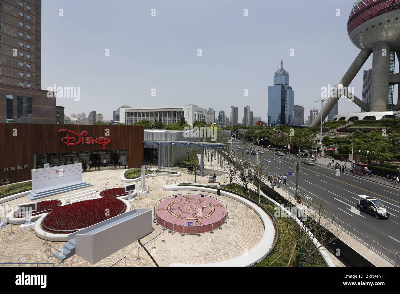 (150520) -- SHANGHAI, 20. Mai 2015 -- Foto aufgenommen am 20. Mai 2015 zeigt das Äußere des Disney Flagship Stores in Shanghai, Ostchina. Das Geschäft, das eine Fläche von 5.860 Quadratmetern im Geschäftsviertel Lujiazui einnimmt, wurde am Mittwoch eröffnet. ) (wyo) CHINA-SHANGHAI-DISNEY STORE-OPENING (CN) DingxTing PUBLICATIONxNOTxINxCHN 150520 Shanghai 20. Mai 2015 Foto aufgenommen AM 20. Mai 2015 zeigt die Außenseite des Disney Flagship Store in Shanghai Ostchina der Store nimmt eine Fläche von 5 860 QUADRATMETERN im Lujiazui Business District ein, was AM Mittwoch wyo China eröffnet wurde Shanghai Disney Sto Stockfoto