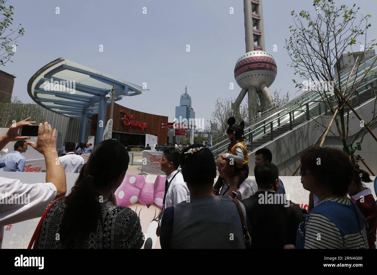 (150520) -- SHANGHAI, 20. Mai 2015 -- Menschen machen Fotos vom Disney Flagship Store in Shanghai, Ostchina, 20. Mai 2015. Das Geschäft, das eine Fläche von 5.860 Quadratmetern im Geschäftsviertel Lujiazui einnimmt, wurde am Mittwoch eröffnet. ) (wyo) CHINA-SHANGHAI-DISNEY STORE-OPEN (CN) DingxTing PUBLICATIONxNOTxINxCHN 150520 Shanghai 20. Mai 2015 Prominente fotografieren den Disney Flagship Store in Shanghai Ostchina 20. Mai 2015 der Store mit einer Fläche von 5 860 QUADRATMETERN im Lujiazui Business District, was AM Mittwoch eröffnet wurde wyo China Shanghai Disney Store öffnen Sie CN DingxTing PUBLIC Stockfoto