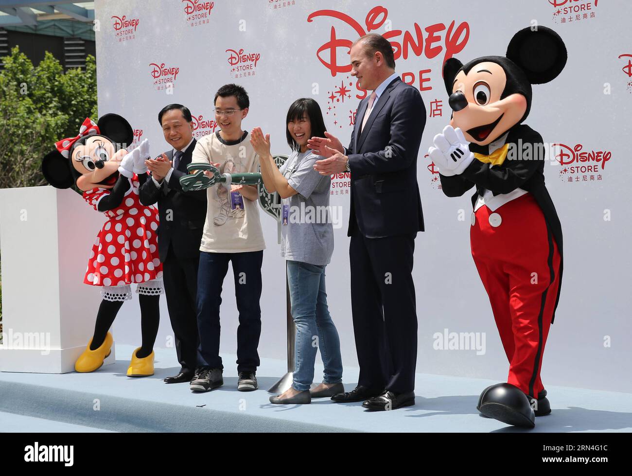 (150520) -- SHANGHAI, 20. Mai 2015 -- Disney-Charaktere Mickey und Minnie Maus mit Gästen nehmen an der Eröffnungszeremonie für den Disney Flagship Store in Shanghai, Ostchina, 20. Mai 2015 Teil. Das Geschäft, das eine Fläche von 5.860 Quadratmetern im Geschäftsviertel Lujiazui einnimmt, wurde am Mittwoch eröffnet. PEI Xin) (wyo) CHINA-SHANGHAI-DISNEY STORE-OPEN (CN) DingxTing PUBLICATIONxNOTxINxCHN 150520 Shanghai 20. Mai 2015 Disney-Charaktere Mickey und Minnie Mouse mit Gästen nehmen an der Eröffnungszeremonie für den Disney Flagship Store in Shanghai Ostchina 20. Mai 2015 Teil der Store belegt eine Fläche von 5 860 Stockfoto