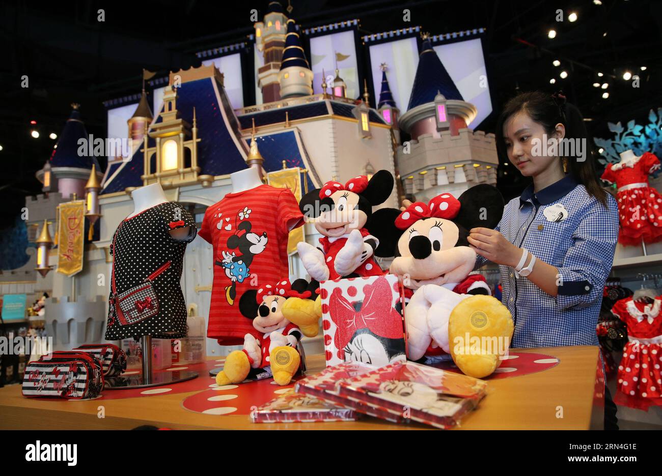 (150520) -- SHANGHAI, 20. Mai 2015 -- Ein Mitarbeiter arrangiert Puppen im Disney Flagship Store in Shanghai, Ostchina, 20. Mai 2015. Das Geschäft, das eine Fläche von 5.860 Quadratmetern im Geschäftsviertel Lujiazui einnimmt, wurde am Mittwoch eröffnet. ) (wyo) CHINA-SHANGHAI-DISNEY STORE-OPEN (CN) PeixXin PUBLICATIONxNOTxINxCHN 150520 Shanghai 20. Mai 2015 ein Mitarbeiter arrangiert Puppen IM Disney Flagship Store in Shanghai Ostchina 20. Mai 2015 der Store belegt eine Fläche von 5 860 QUADRATMETERN im Lujiazui Business District, was AM Mittwoch, wyo China Shanghai eröffnet wurde Disney Store Open CN P Stockfoto