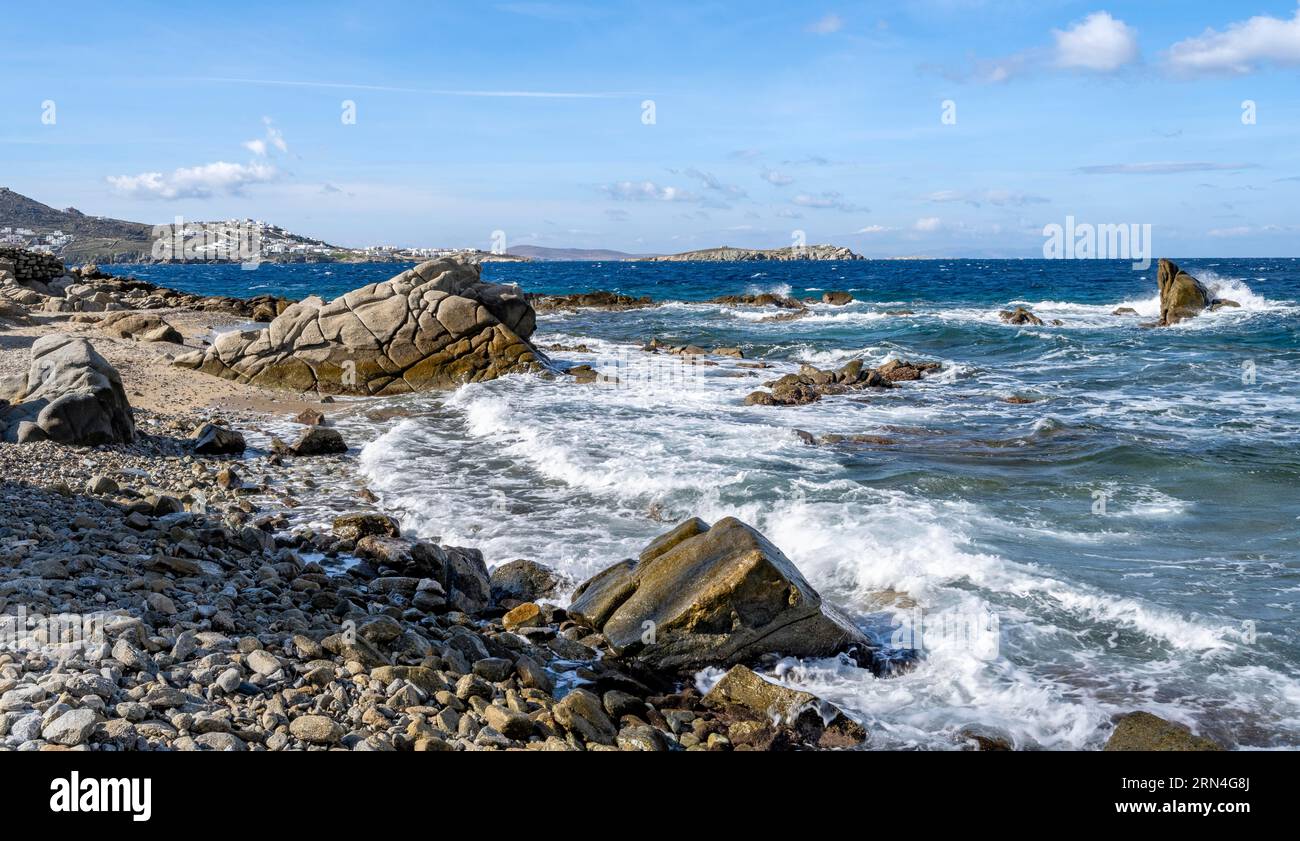 Strand mit Sand und Felsen, Mykonos, Griechenland Stockfoto