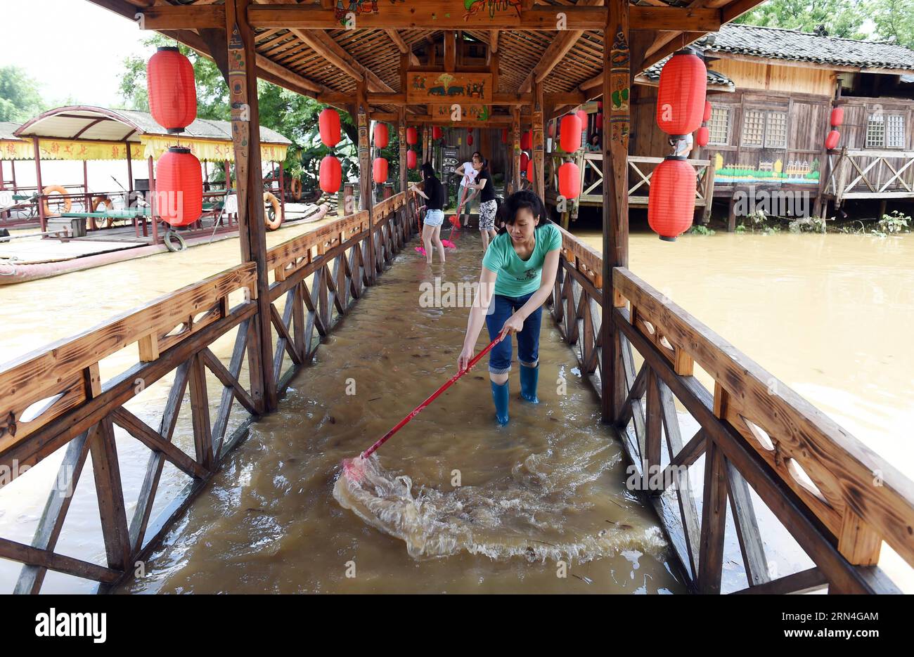 AKTUELLES ZEITGESCHEHEN Überschwemmungen im Südwesten Chinas (150520) -- GUILIN, 20. Mai 2015 -- Menschen versuchen, eine überflutete Holzbrücke in Guilin, Südchinas autonome Region Guangxi Zhuang, 20. Mai 2015, zu reinigen. Als mehrere Orte in Guangxi von starkem Regen heimgesucht wurden, gab das örtliche Hydrologie- und Wasserressourcenbüro am Mittwoch eine blaue Warnung vor Überschwemmungen aus. ) (zhs) CHINA-GUANGXI-FLUTWARNUNG (CN) LuxBoan PUBLICATIONxNOTxINxCHN Nachrichten aktuelle Ereignisse Überschwemmungen in Südwestchina 150520 Guilin 20. Mai 2015 Prominente versuchen, eine überflutete Holzbrücke in Guilin Südchina S Guangxi Zhuang Aut zu reinigen Stockfoto