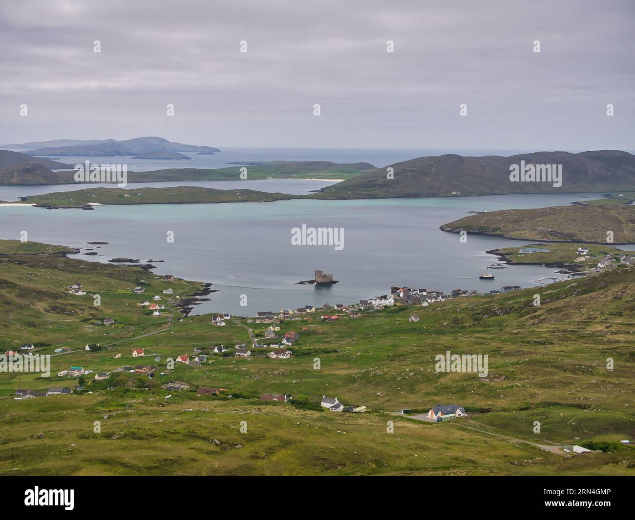 Das Dorf Castlebay auf der Insel Barra in den Äußeren Hebriden, Schottland, Großbritannien. Von der Hi aus nach Südwesten auf die Insel Vatersay gerichtet Stockfoto