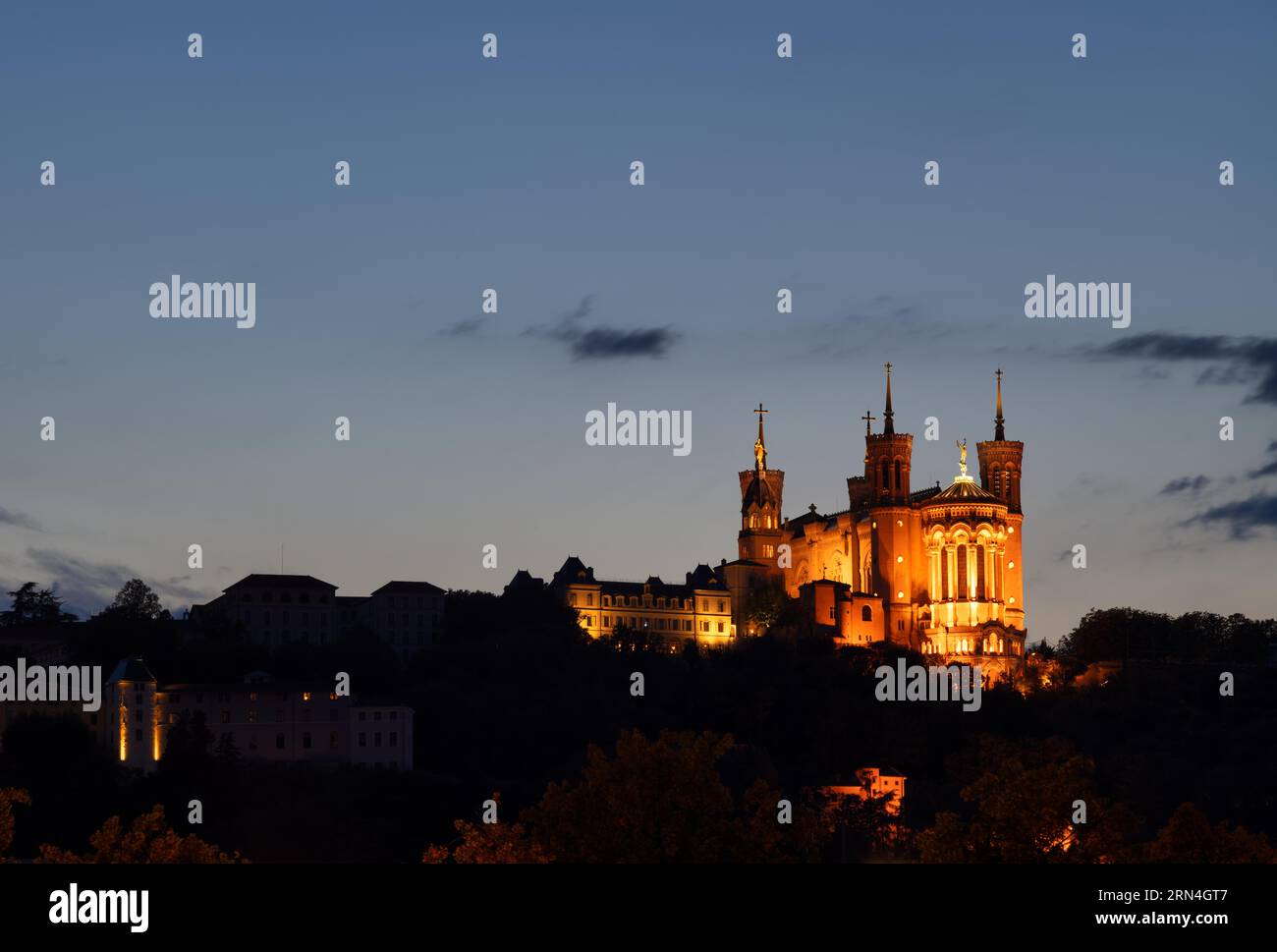 Nächtlicher Blick auf die Basilika Notre-Dame de Fourviere, Lyon, Departement Rhone, Region Auvergne-Rhone-Alpes, Frankreich Stockfoto