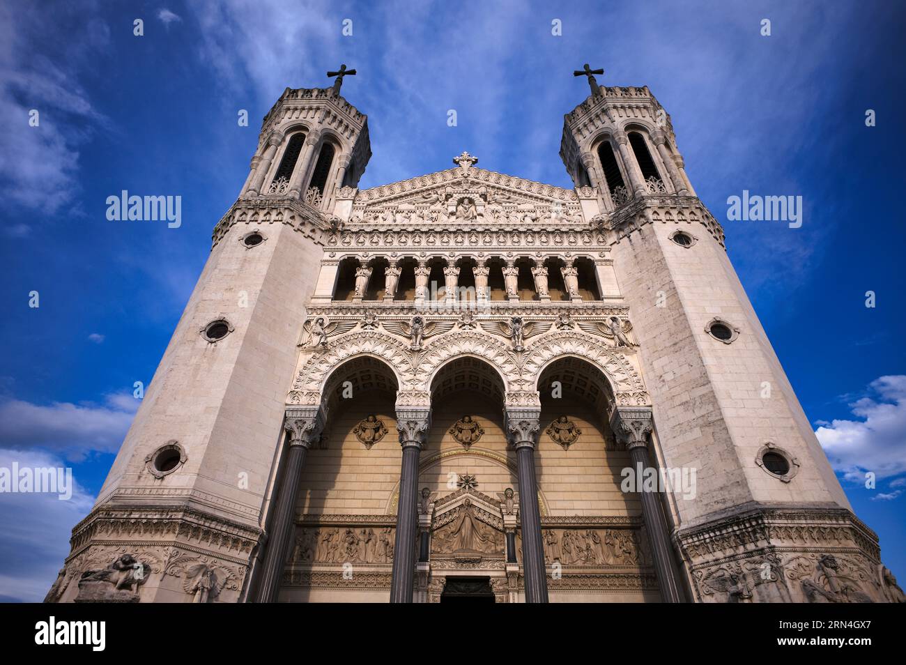 Basilika Notre-Dame de Fourviere, Westfassade, Lyon, Departement Rhone, Region Auvergne-Rhone-Alpes, Frankreich Stockfoto