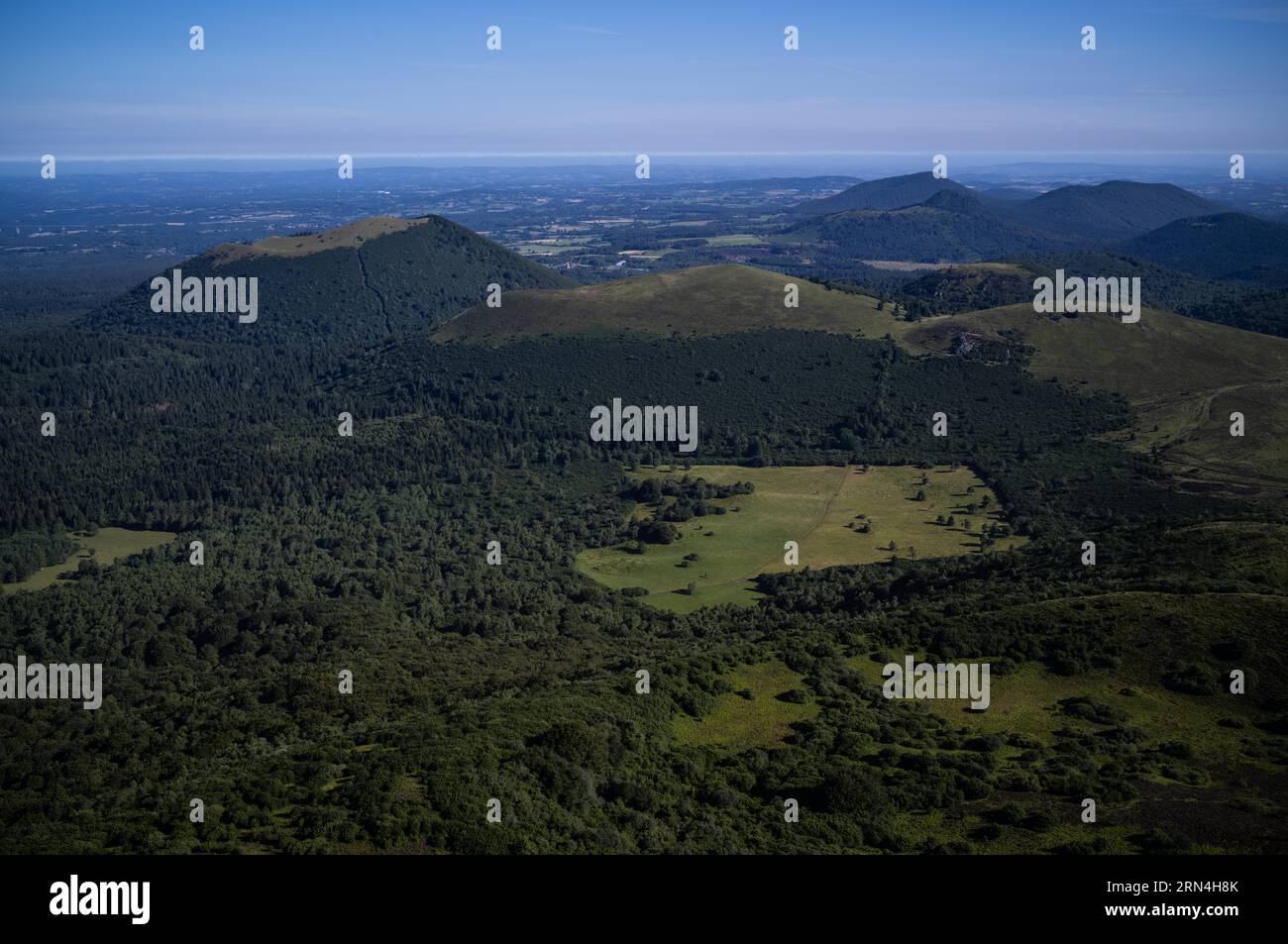 Blick vom Puy de Dome auf die Chaine des Puys, Département Puy-de-Dome, Region Auvergne-Rhone-Alpes, Frankreich Stockfoto