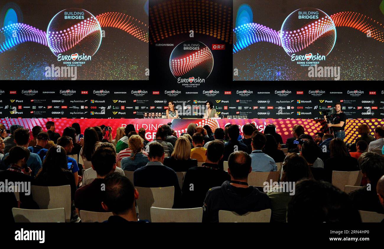 (150521) -- WIEN, 21. Mai 2015 -- Vorjahressiegerin Conchita Wurst (R) nimmt am 21. Mai 2015 an einer Pressekonferenz des 60. Eurovision Song Contest (ESC) in Wien Teil. ) ÖSTERREICH-WIEN-EUROVISION SONG CONTEST-CONCHITA WURST QianxYi PUBLICATIONxNOTxINxCHN 150521 Wien 21. Mai 2015 Load Year Winner Conchita Sausage r nimmt an einer Pressekonferenz des 60. Eurovision Song Contest ESC in Wien Österreich AM 21. Mai 2015 Österreich Wien Eurovision Song Conchita Sausage QianxYi PUNOBLATIONxCHN Teil Stockfoto