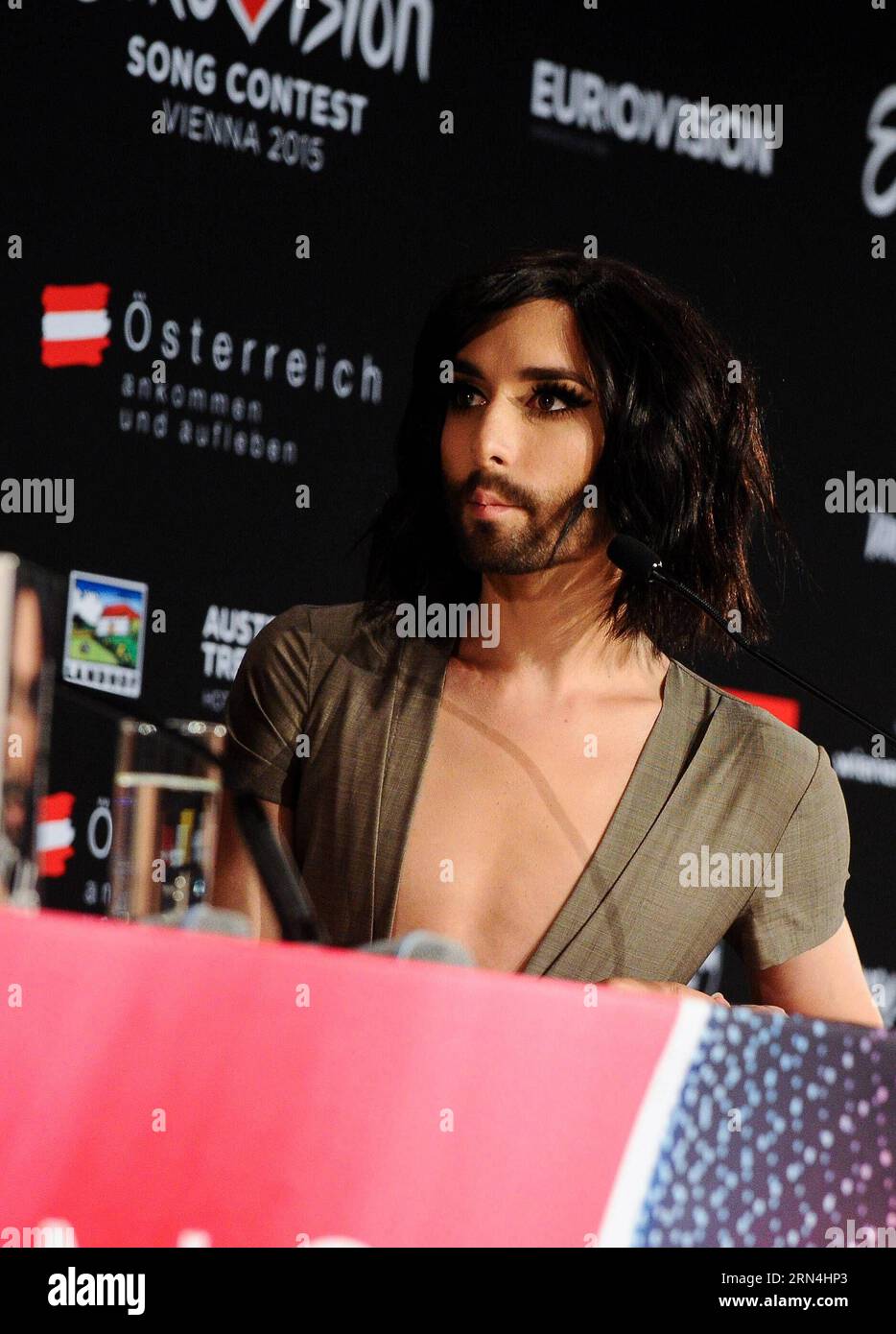 (150521) -- WIEN, 21. Mai 2015 -- Vorjahressiegerin Conchita Wurst nimmt am 21. Mai 2015 an einer Pressekonferenz des 60. Eurovision Song Contest (ESC) in Wien Teil. ) ÖSTERREICH-WIEN-EUROVISION SONG CONTEST-CONCHITA WURST QianxYi PUBLICATIONxNOTxINxCHN 150521 Wien 21. Mai 2015 Load Year Winner Conchita Sausage nimmt AM 21. Mai 2015 an einer Pressekonferenz des 60. Eurovision Song Contest ESC in Wien Teil Stockfoto