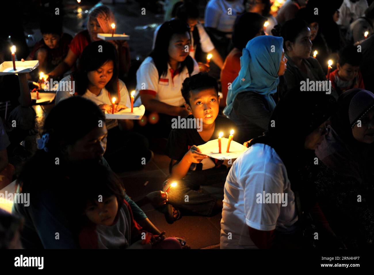 (150521) -- JAKARTA, 21. Mai 2015 -- Menschen nehmen an einer Kerzenlichtrallye Teil, um den Tag des Erwachens in Jakarta, Indonesien, am 21. Mai 2015 zu feiern. ) INDONESIEN-JAKARTA-ERWACHUNGSTAG AGUNGXKUNCAHYAXB. PUBLICATIONxNOTxINxCHN 150521 Jakarta 21. Mai 2015 Prominente nehmen an einer Candle Light Rally zum Tag des Erwachens in Jakarta Indonesien 21. Mai 2015 Jakarta Awakening Day AgungxKuncahyaxB PUBLICATIONxNOTxINxCHN Teil Stockfoto