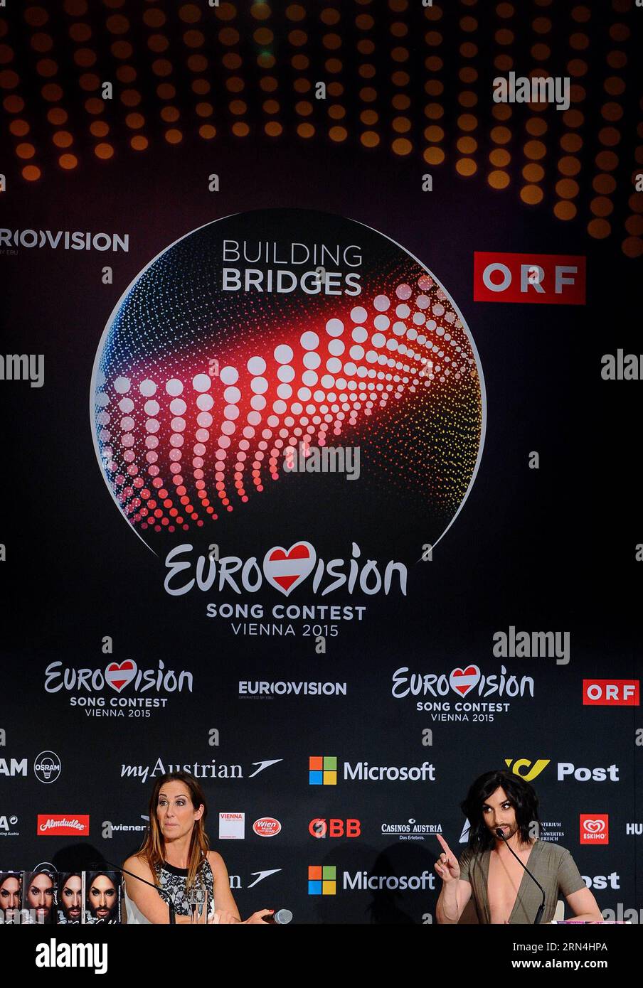 (150521) -- WIEN, 21. Mai 2015 -- Vorjahressiegerin Conchita Wurst (R) nimmt am 21. Mai 2015 an einer Pressekonferenz des 60. Eurovision Song Contest (ESC) in Wien Teil. ) ÖSTERREICH-WIEN-EUROVISION SONG CONTEST-CONCHITA WURST QianxYi PUBLICATIONxNOTxINxCHN 150521 Wien 21. Mai 2015 Load Year Winner Conchita Sausage r nimmt an einer Pressekonferenz des 60. Eurovision Song Contest ESC in Wien Österreich AM 21. Mai 2015 Österreich Wien Eurovision Song Conchita Sausage QianxYi PUNOBLATIONxCHN Teil Stockfoto