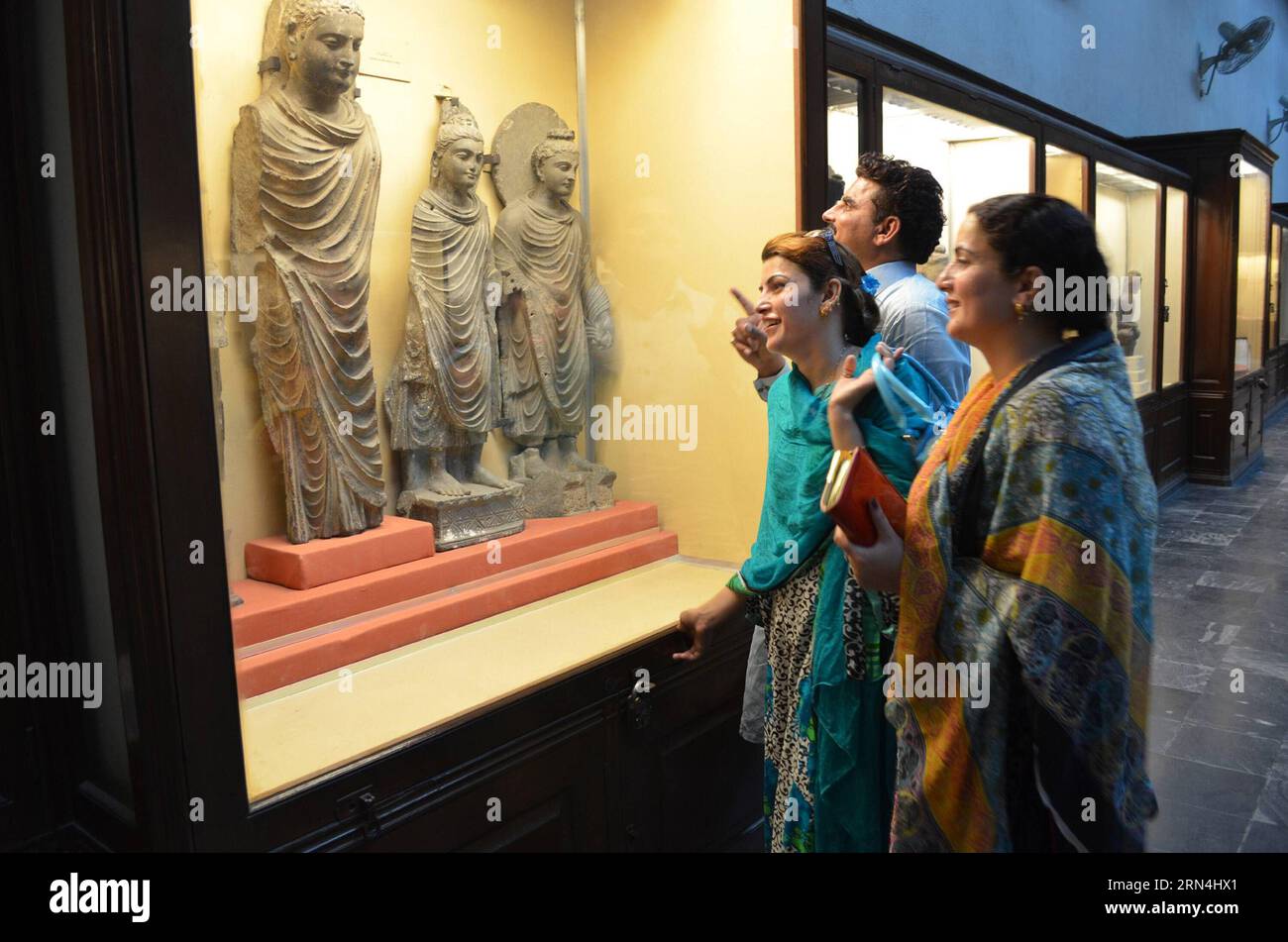 (150521) -- LAHORE, 21. Mai 2015 -- pakistanische Menschen besuchen am 21. Mai 2015 das Lahore Museum im östlichen pakistanischen Lahore. ) PAKISTAN-LAHORE-MUSEUM JamilxAhmed PUBLICATIONxNOTxINxCHN 150521 Lahore 21. Mai 2015 pakistanische Prominente besuchen das Lahore Museum in Ostpakistan S Lahore AM 21. Mai 2015 Pakistan Lahore Museum JamilxAhmed PUBLICATIONxNOTxINxCHN Stockfoto