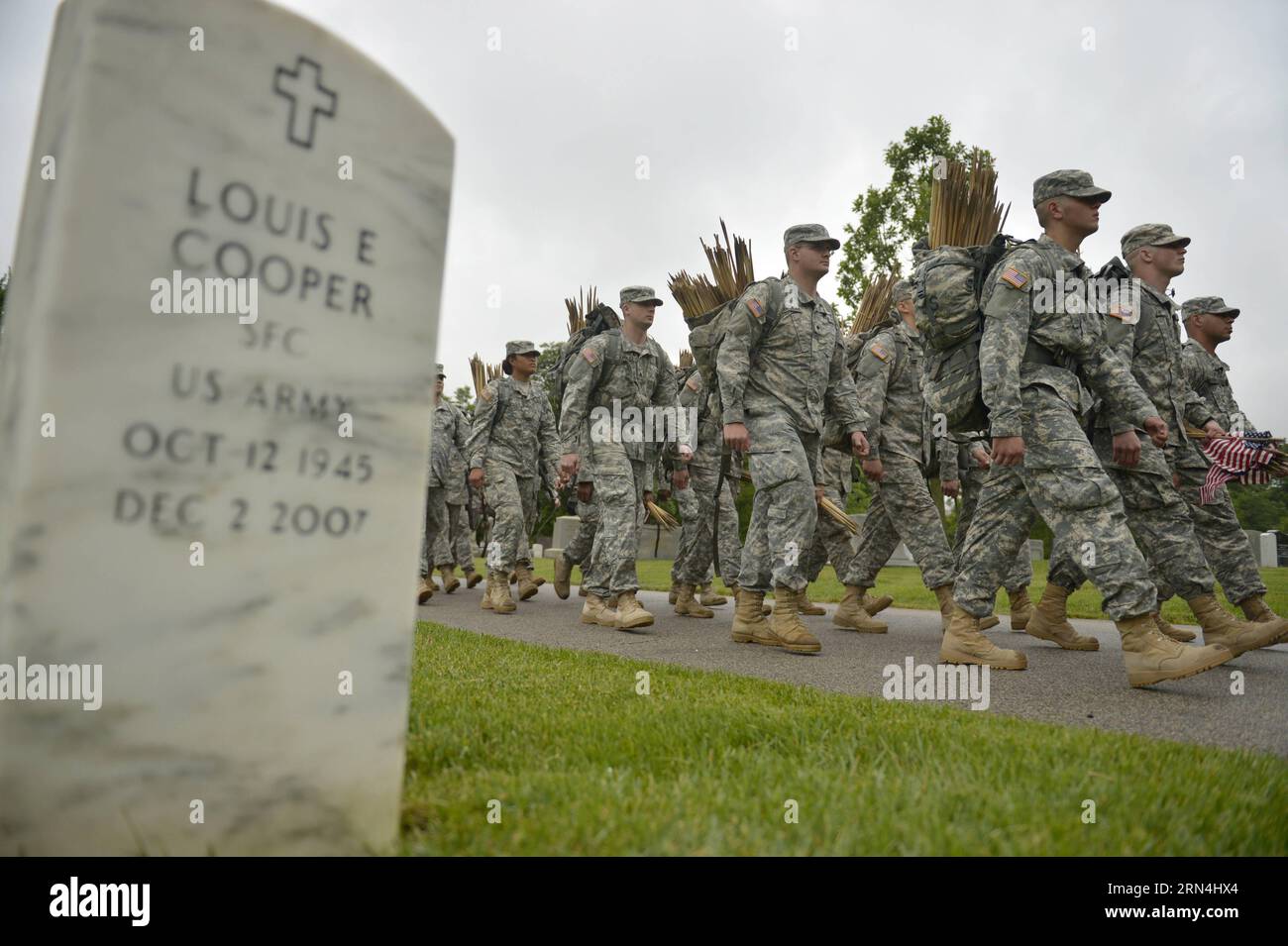 (150521) -- ARLINGTON, 21. Mai 2015 -- Soldaten des 3. US-Infanterieregiments gehen am 21. Mai 2015 während der Flags-in-Zeremonie auf dem Arlington National Cemetery in Arlington, Virginia, in den Vereinigten Staaten, um Flaggen an Grabstätten zu platzieren. Mehr als 1.000 Soldaten legten Fahnen für mehr als 228.000 Gräber auf dem Friedhof an, um den Memorial Day, den letzten Montag im Mai, zu feiern. ) US-ARLINGTON-MEMORIAL DAY-FLAGS-IN-CEREMONY YinxBogu PUBLICATIONxNOTxINxCHN 150521 Arlington 21. Mai 2015 Soldaten des 3. US-Infanterieregiments gehen zu den Place Flags AN Grabstätten während der Flags in Ceremony im Arlington Stockfoto