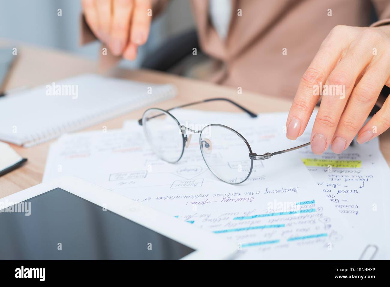 Nahaufnahme der Hand der Frau, die das Brillendokument hält Stockfoto