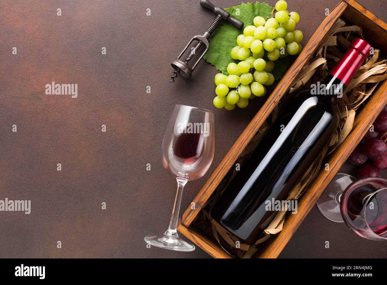 Vollständige Flasche Wein mit Kopierraum Stockfoto