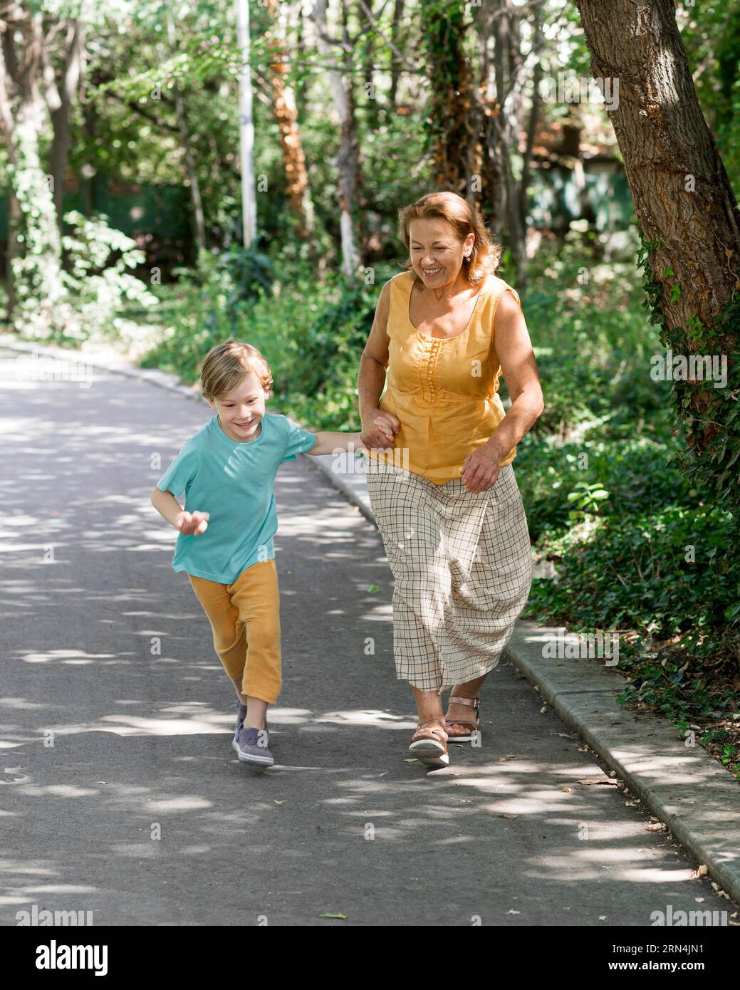 Schnelle oma Fotos und Bildmaterial in hoher Auflösung Alamy
