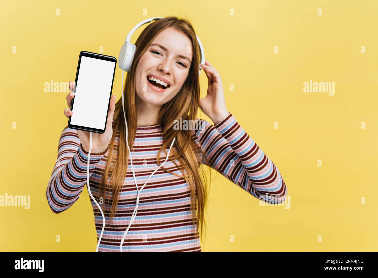 Glückliche Frau, die Musik hört Stockfoto