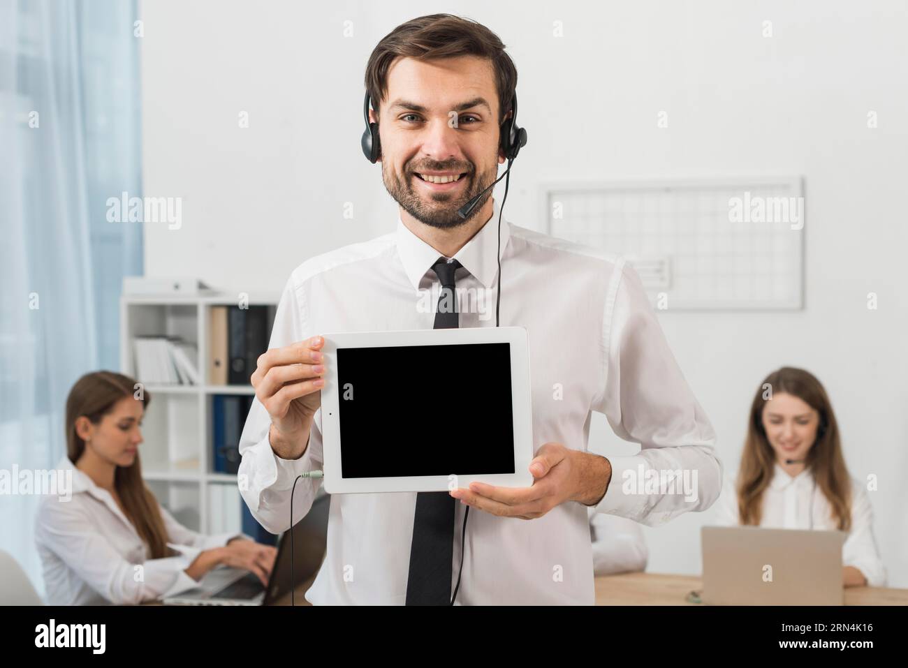 Man Call Center zeigt Tablet Stockfoto