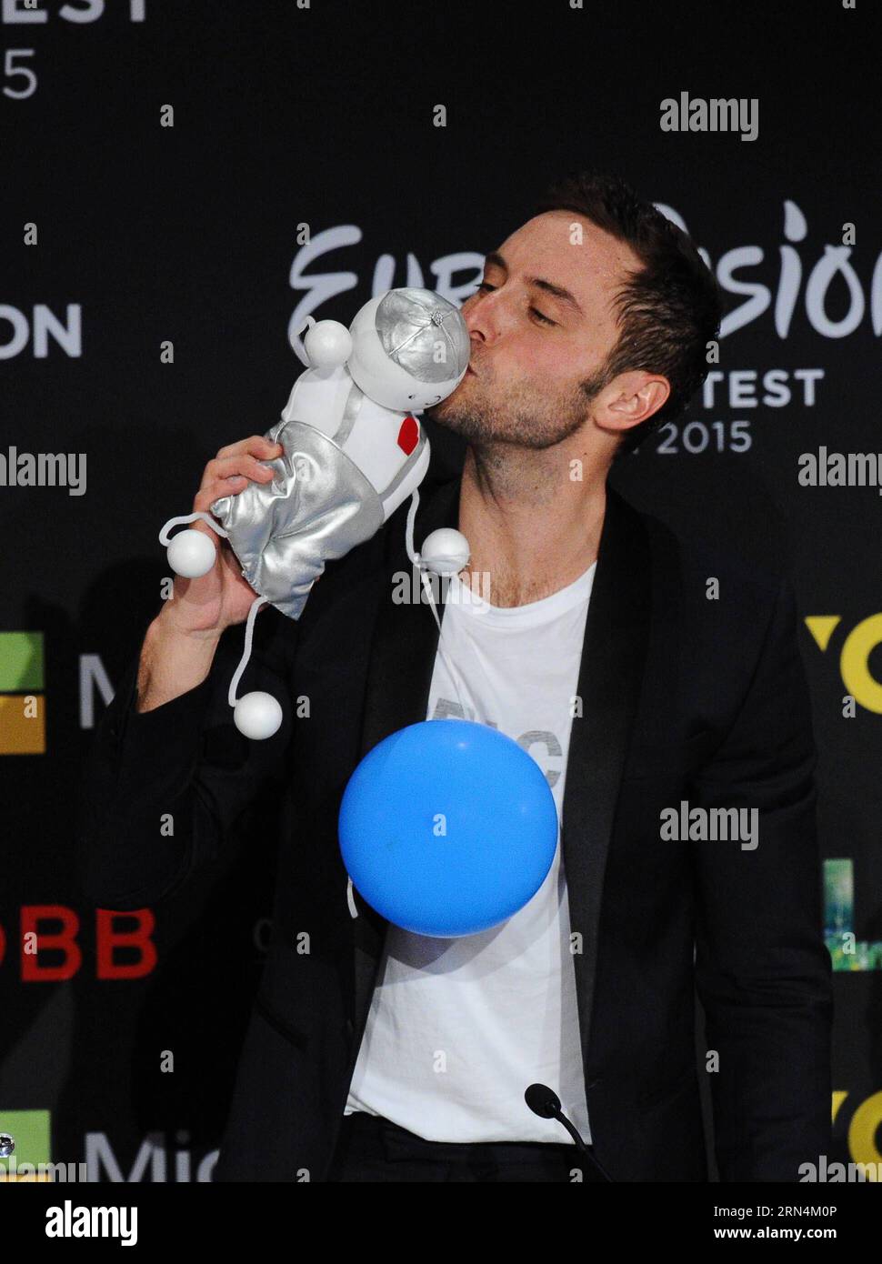(150524) -- WIEN, 24. Mai 2015 -- der schwedische Sänger Mans Zelmerlow nimmt an einer Pressekonferenz Teil, nachdem er das Finale des Eurovision Song Contest am 24. Mai 2015 in Wien gewonnen hat. Der schwedische Sänger Mans Zelmerlow gewann am Sonntag die 60. Ausgabe des jährlichen Eurovision Song Contest. Zelmerlow, ein 28-jähriger Popsänger und Fernsehmoderator, vertrat Schweden im Wettbewerb mit dem Song Heroes und gewann das Finale mit 365 Punkten, die von einer Jury und einer öffentlichen Abstimmung vergeben wurden. ÖSTERREICH-WIEN-EUROVISION SONG CONTEST-GEWINNER QianxYi PUBLICATIONxNOTxINxCHN 150524 Wien 24. Mai 2015 Schwedisch Si Stockfoto