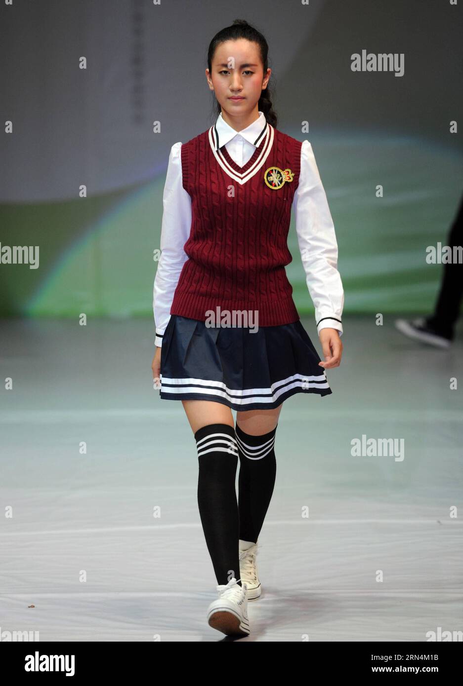 (150524) -- YIYANG, -- Ein Modell zeigt eine Schöpfung während eines Designwettbewerbs für Schuluniformen am Hunan Arts and Crafts Vocational College in Yiyang, Provinz Hunan in Zentralchina, 23. Mai 2015. ) (mt) CHINA-HUNAN-YIYANG-FASHION SHOW (CN) LixGa PUBLICATIONxNOTxINxCHN 150524 YIYANG ein Modell zeigt eine Schöpfung während eines Designwettbewerbs von SCHULUNIFORMEN AN DER Hunan Arts and Crafts Vocational College in Yiyang Central China S Hunan Province 23. Mai 2015 Mt China Hunan Yiyang Fashion Show CN LixGa PUBLTXION Stockfoto