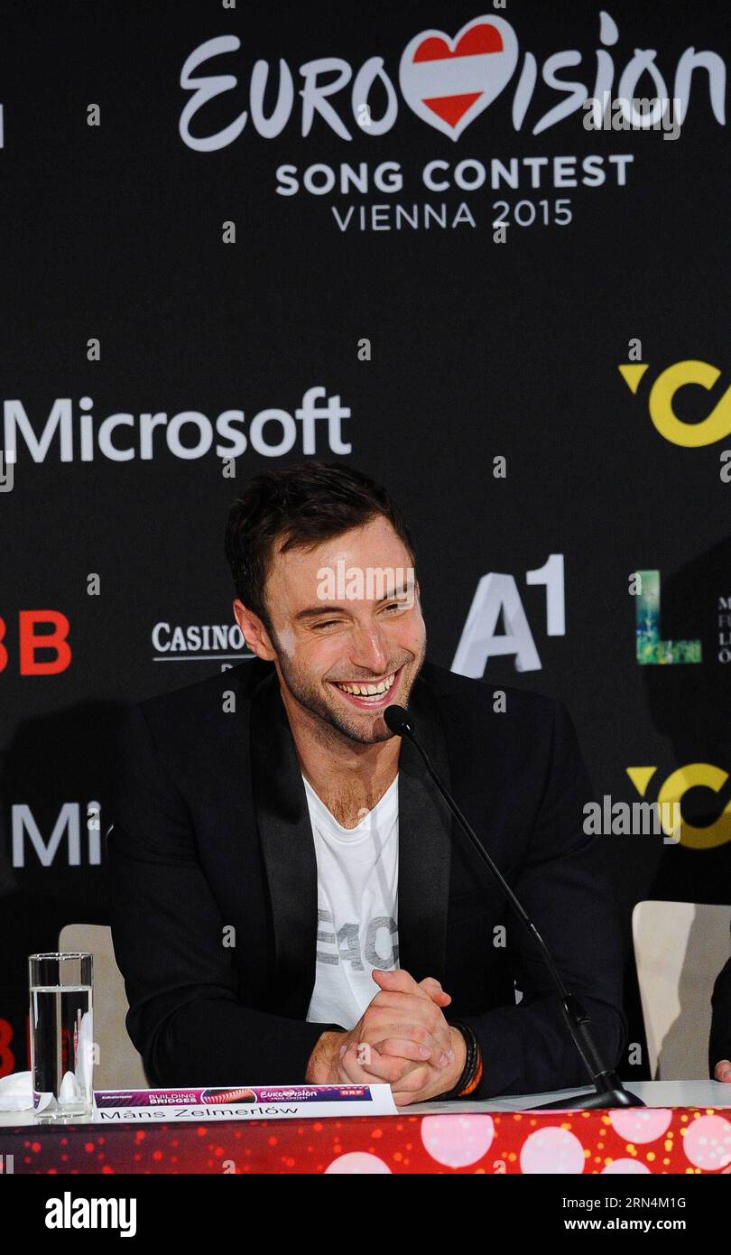 (150524) -- WIEN, 24. Mai 2015 -- der schwedische Sänger Mans Zelmerlow nimmt an einer Pressekonferenz Teil, nachdem er das Finale des Eurovision Song Contest am 24. Mai 2015 in Wien gewonnen hat. Der schwedische Sänger Mans Zelmerlow gewann am Sonntag die 60. Ausgabe des jährlichen Eurovision Song Contest. Zelmerlow, ein 28-jähriger Popsänger und Fernsehmoderator, vertrat Schweden im Wettbewerb mit dem Song Heroes und gewann das Finale mit 365 Punkten, die von einer Jury und einer öffentlichen Abstimmung vergeben wurden. ÖSTERREICH-WIEN-EUROVISION SONG CONTEST-GEWINNER QianxYi PUBLICATIONxNOTxINxCHN 150524 Wien 24. Mai 2015 Schwedisch Si Stockfoto