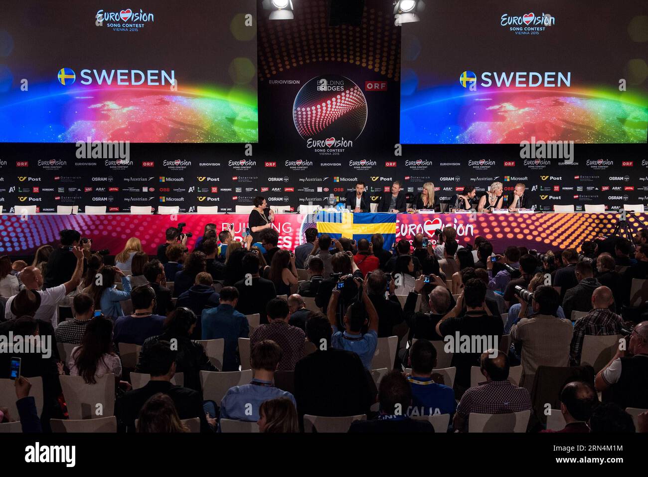 (150524) -- WIEN, 24. Mai 2015 -- der schwedische Sänger Mans Zelmerlow (C) nimmt an einer Pressekonferenz Teil, nachdem er das Finale des Eurovision Song Contest am 24. Mai 2015 in Wien gewonnen hat. Der schwedische Sänger Mans Zelmerlow gewann am Sonntag die 60. Ausgabe des jährlichen Eurovision Song Contest. Zelmerlow, ein 28-jähriger Popsänger und Fernsehmoderator, vertrat Schweden im Wettbewerb mit dem Song Heroes und gewann das Finale mit 365 Punkten, die von einer Jury und einer öffentlichen Abstimmung vergeben wurden. ÖSTERREICH-WIEN-EUROVISION SONG CONTEST-GEWINNER QianxYi PUBLICATIONxNOTxINxCHN 150524 Wien 24. Mai 2015 Swedis Stockfoto