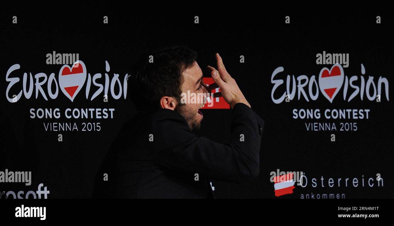 (150524) -- WIEN, 24. Mai 2015 -- der schwedische Sänger Mans Zelmerlow nimmt an einer Pressekonferenz Teil, nachdem er das Finale des Eurovision Song Contest am 24. Mai 2015 in Wien gewonnen hat. Der schwedische Sänger Mans Zelmerlow gewann am Sonntag die 60. Ausgabe des jährlichen Eurovision Song Contest. Zelmerlow, ein 28-jähriger Popsänger und Fernsehmoderator, vertrat Schweden im Wettbewerb mit dem Song Heroes und gewann das Finale mit 365 Punkten, die von einer Jury und einer öffentlichen Abstimmung vergeben wurden. ÖSTERREICH-WIEN-EUROVISION SONG CONTEST-GEWINNER QianxYi PUBLICATIONxNOTxINxCHN 150524 Wien 24. Mai 2015 Schwedisch Si Stockfoto