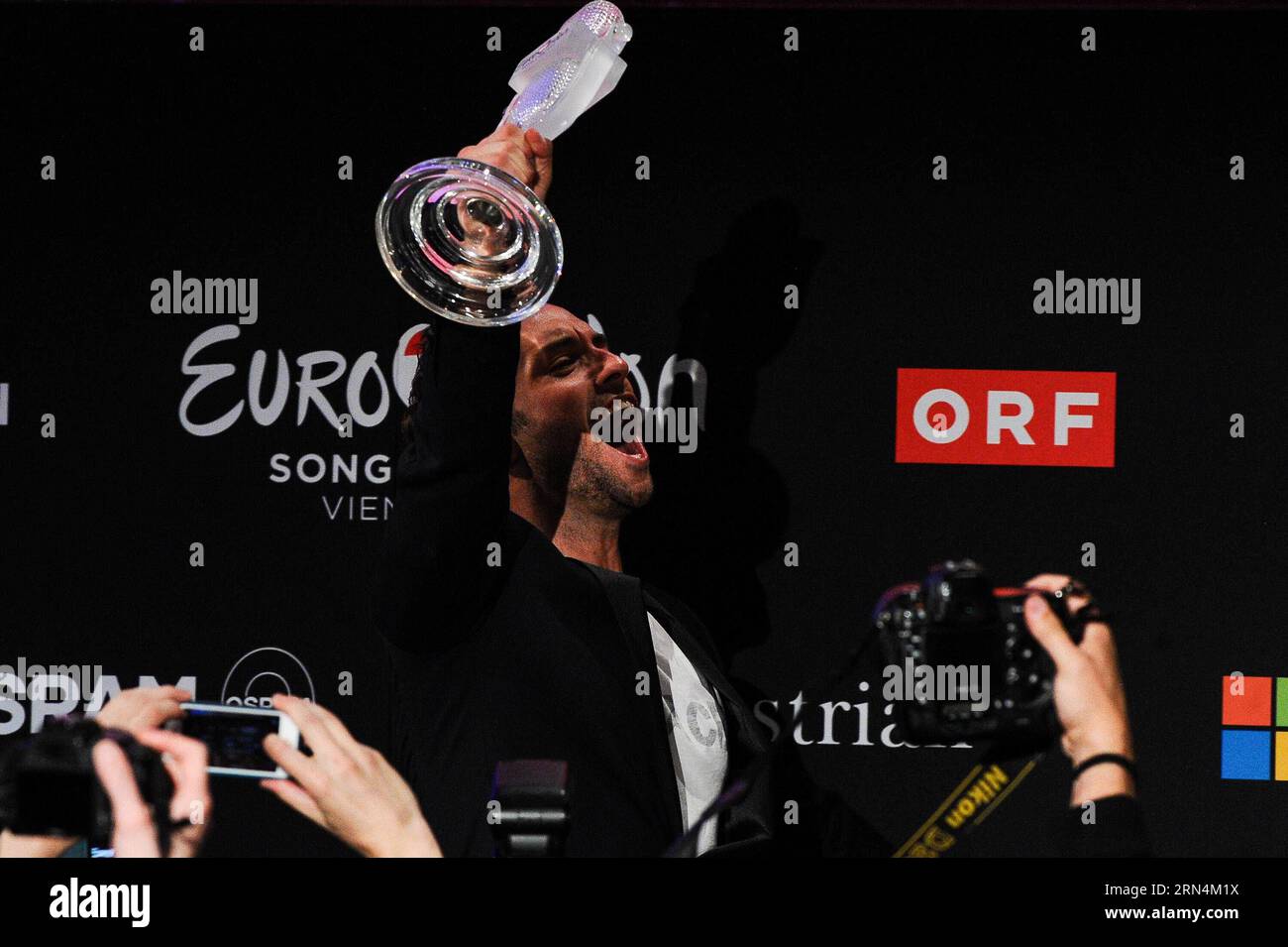 (150524) -- WIEN, 24. Mai 2015 -- der schwedische Sänger Mans Zelmerlow nimmt an einer Pressekonferenz Teil, nachdem er das Finale des Eurovision Song Contest am 24. Mai 2015 in Wien gewonnen hat. Der schwedische Sänger Mans Zelmerlow gewann am Sonntag die 60. Ausgabe des jährlichen Eurovision Song Contest. Zelmerlow, ein 28-jähriger Popsänger und Fernsehmoderator, vertrat Schweden im Wettbewerb mit dem Song Heroes und gewann das Finale mit 365 Punkten, die von einer Jury und einer öffentlichen Abstimmung vergeben wurden. ÖSTERREICH-WIEN-EUROVISION SONG CONTEST-GEWINNER QianxYi PUBLICATIONxNOTxINxCHN 150524 Wien 24. Mai 2015 Schwedisch Si Stockfoto