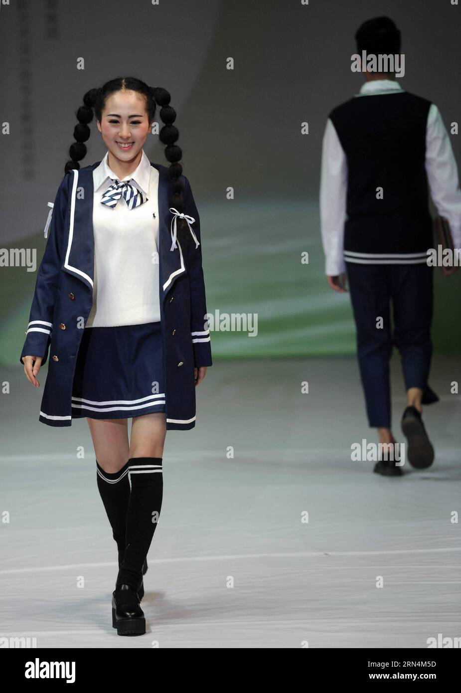 (150524) -- YIYANG, -- Ein Modell zeigt eine Schöpfung während eines Designwettbewerbs für Schuluniformen am Hunan Arts and Crafts Vocational College in Yiyang, Provinz Hunan in Zentralchina, 23. Mai 2015. ) (mt) CHINA-HUNAN-YIYANG-FASHION SHOW (CN) LixGa PUBLICATIONxNOTxINxCHN 150524 YIYANG ein Modell zeigt eine Schöpfung während eines Designwettbewerbs von SCHULUNIFORMEN AN DER Hunan Arts and Crafts Vocational College in Yiyang Central China S Hunan Province 23. Mai 2015 Mt China Hunan Yiyang Fashion Show CN LixGa PUBLTXION Stockfoto