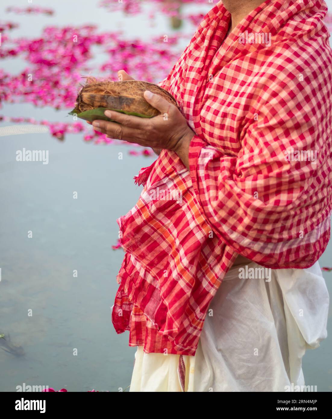 Ein Mann mit religiösen Opfern für den sonnengott während des Chhath Festivals aus flachem Winkel Stockfoto
