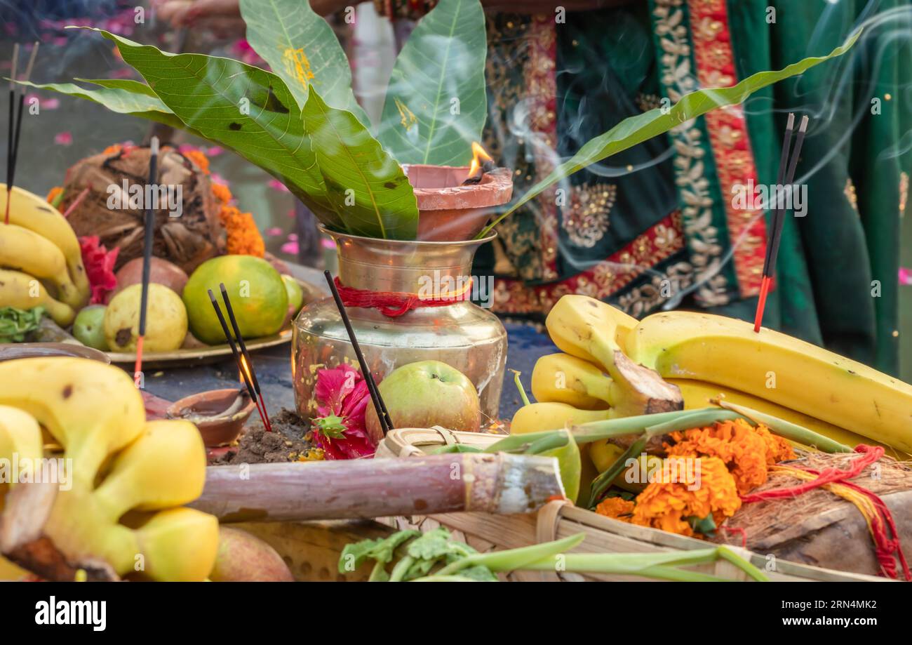 Hinduistische Gottesopfer für sonnengott während des Chhath Festivals aus verschiedenen Blickwinkeln Stockfoto