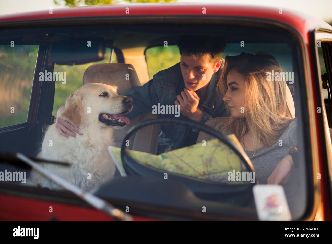 Junge Familie unterwegs mit ihrem Hund Stockfoto