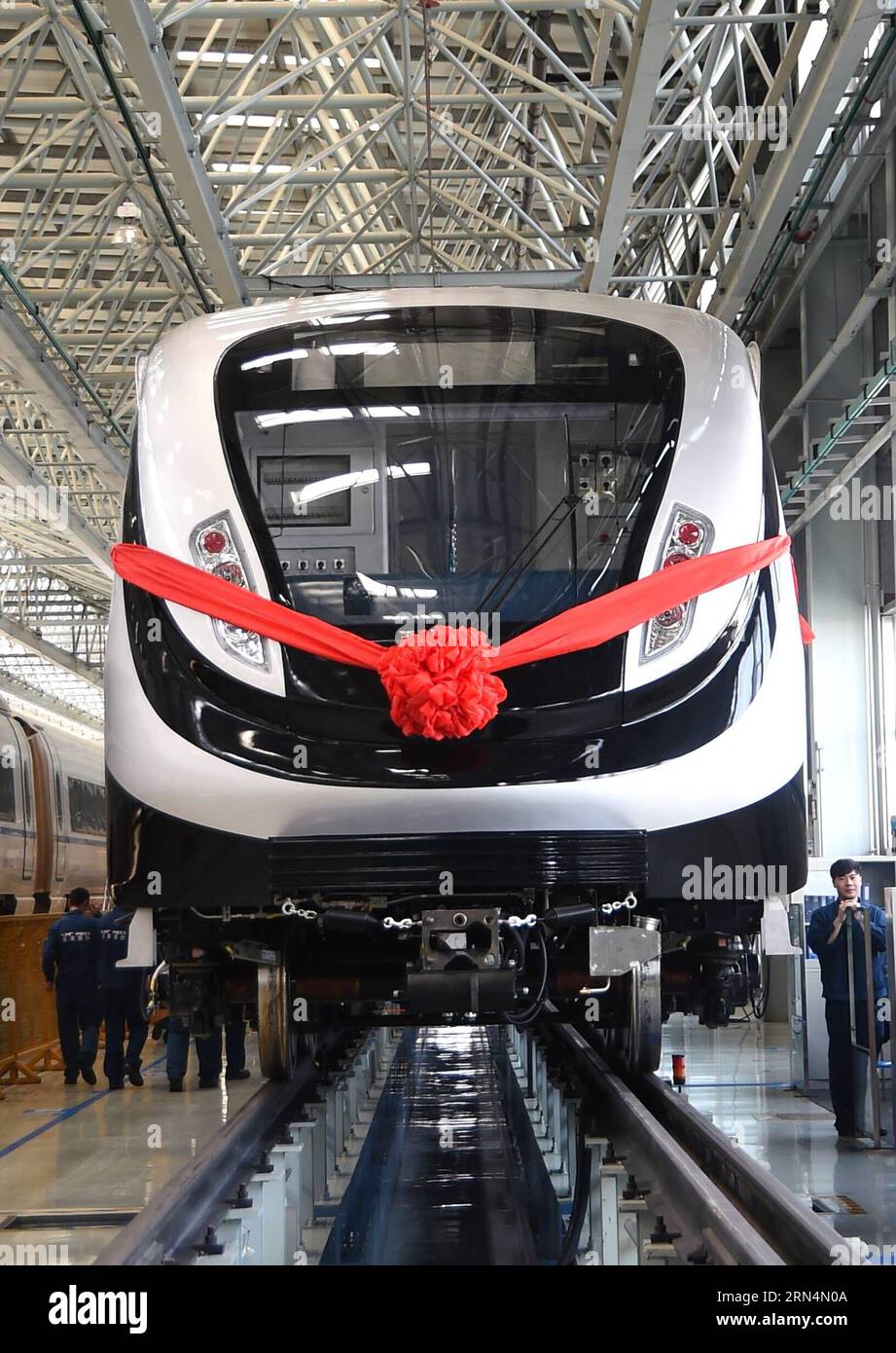 (150525) -- CHANGCHUN, 25. Mai 2015 -- die letzte U-Bahn, die für die Olympischen Spiele 2016 in Rio de Janeiro entworfen wurde, wird in Changchun Railway Vehicles Co. Ltd. Der China CNR Corporation Ltd. In Changchun, der Hauptstadt der nordöstlichen chinesischen Provinz Jilin, am 25. Mai 2015 gesehen. Der letzte U-Bahn-Zug für die Olympischen Spiele 2016 in Rio de Janeiro rollte am Montag hier von der Produktionslinie ab und wurde nach Brasilien geliefert. Der aus sechs Wagen bestehende U-Bahn-Zug mit einer Kapazität von 2.240 Personen kann mit einer Höchstgeschwindigkeit von 100 km/h fahren. Changchun Railway Vehicles Co. Ltd. Der China CNR Corporation Stockfoto