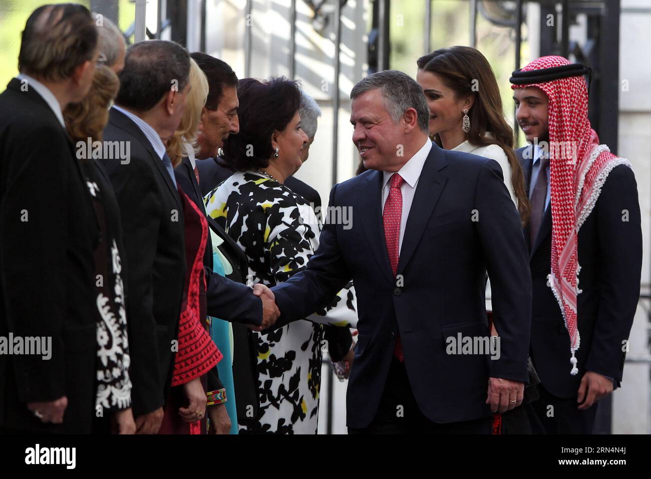 (150525) -- AMMAN, 25. Mai 2015 -- Jordans König Abdullah (3. R), seine Frau Königin Rania (2. R) und Kronprinz Hussein (1. R) nehmen am 25. Mai 2015 an einer Zeremonie zum 69. Unabhängigkeitstag des Landes in Amman, Jordanien, Teil.) JORDAN-AMMAN-INDEPENCENCE DAY MohammadxAbuxGhosh PUBLICATIONxNOTxINxCHN 150525 Amman 25 2015. Mai Jordan S King Abdullah 3. R seine Frau Königin Rania 2. R und Kronprinz Hussein 1. R nehmen an einer Zeremonie zum 69. Unabhängigkeitstag des Landes in Amman Jordan Amman Day MohamGATxBLINxHIxH. Mai 25 2015 Stockfoto