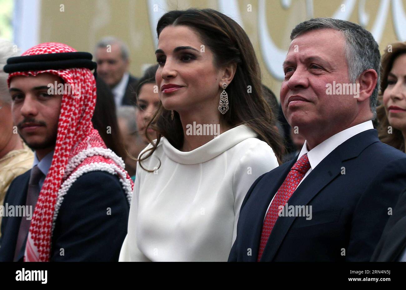 (150525) -- AMMAN, 25. Mai 2015 -- Jordans König Abdullah (R), seine Frau Königin Rania (2. R) und Kronprinz Hussein nehmen am 25. Mai 2015 an einer Zeremonie zum 69. Unabhängigkeitstag des Landes in Amman (Jordanien) Teil. JORDAN-AMMAN-INDEPENCENCE DAY MohammadxAbuxGhosh PUBLICATIONxNOTxINxCHN 150525 Amman Mai 25 2015 Jordan S King Abdullah r seine Frau Königin Rania 2nd r und Kronprinz Hussein nehmen AM 25 2015. Mai an einer Zeremonie zum 69. Unabhängigkeitstag des Landes in Amman Jordanien Teil Stockfoto