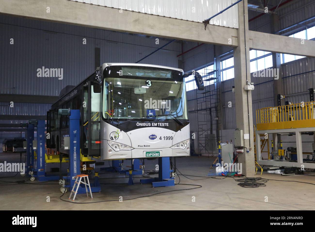 CAMPINAS, 22. Mai 2015 -- Bild aufgenommen am 22. Mai 2015 zeigt einen Elektrobus in dem Gebäude, das ein Werk der Firma der Elektrofahrzeuge BYD von China in Campinas, Sao Paulo, Brasilien, beherbergen wird. BYD, ein chinesischer Hersteller von Elektrofahrzeugen und Solarpaneelen, wird im nächsten Jahr zu den grünen Olympischen Spielen in Rio de Janeiro beitragen. Brasilien hat den zweitgrößten Busmarkt der Welt. Und wir glauben an Brasiliens Potenzial, seine Position als einer der größten Märkte für saubere Energie zu festigen, sagte Adalberto Maluf, Direktor für Marketing und Regierungsangelegenheiten bei BYD in Brasilien. Die KOM Stockfoto