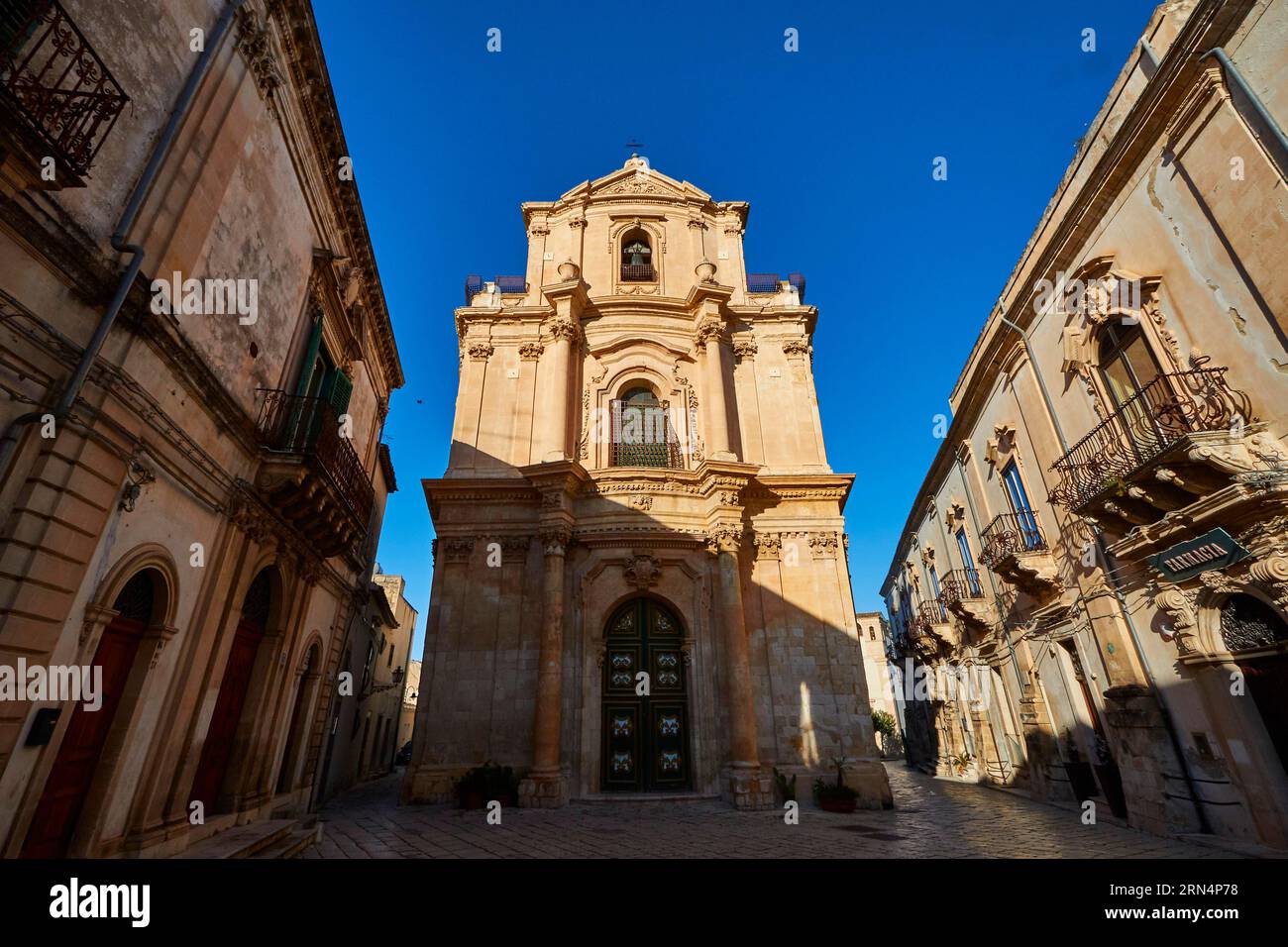 Super Weitwinkel, Chiesa di San Michele Arcangelo, Kirche des Erzengels Michael, Scigli, Barockstadt, Barockwinkel, Südosten, Sizilien, Italien Stockfoto