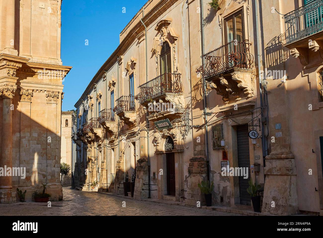 Barocke Hausfassaden, schmiedeeiserne Balkone, Morgenlicht, Scigli, Barockstadt, barockecke, Südosten, Sizilien, Italien Stockfoto