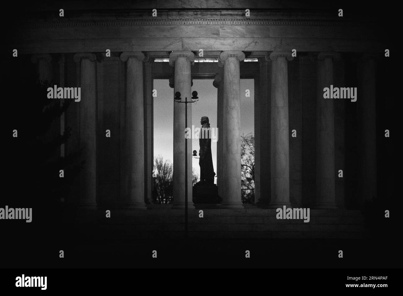 Washington DC--öffnete im Jahr 1943 und vom Architekten John Russell Pope, sitzt auf einer Insel am südlichen Ufer des Tidal Basin neben den Potomac und eingehn Washington Jefferson Memorial. Stockfoto