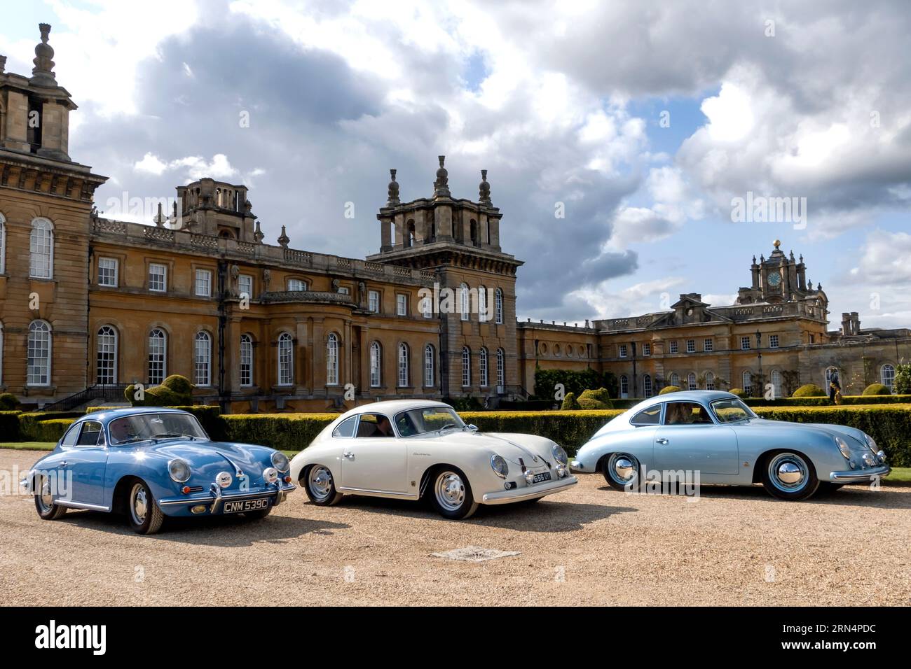 Gruppe von Porsche 356 Coupés beim Salon Prive Concours 2023 im Blenheim Palace Woodstock Oxfordshire UK Stockfoto